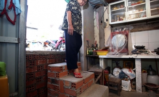 Nhà dân thấp hơn đường ở TP.HCM do lỗi quy hoạch