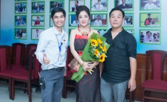 Nhà Thiết kế Việt Hùng mang Áo dạ hội lên sân chơi HUTECH