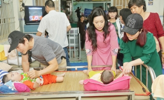 Nhiều nghệ sỹ cùng Bệnh viện ung thư St. Stamford trao quà từ thiện cho trẻ em mồ côi 