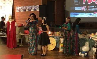 Nhiều người say sưa hát theo khi nghe đoàn Sài Gòn Tân Thời biểu diễn tại Đài Loan