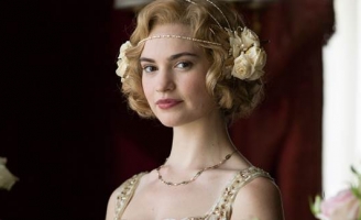 Những lần biến hóa đầy ấn tượng của ‘Lọ Lem’ Lily James