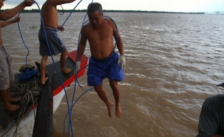 Những người lặn 50-60 mét dưới đáy sông bật mí chuyện vớt ghe tàu lật mưu sinh