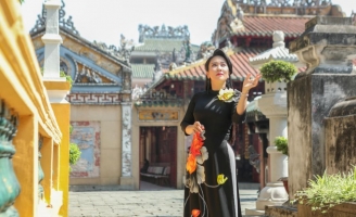 NS Vân Khánh hóa thân thành quý cô xưa bên ngôi đền cổ Sài Gòn