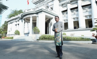 NSND Tạ Minh Tâm chuẩn quý ông trong Áo dài Việt Hùng