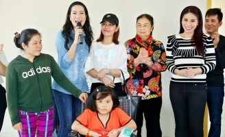 NSƯT Trịnh Kim Chi cùng mẹ con Lý Hương về Tây Ninh trao nhà tình thương 