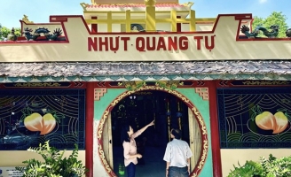 NSƯT Trịnh Kim Chi sửa sang chùa Nghệ sĩ đón Tết