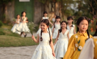 NTK Nguyễn Minh Công mang tiểu thuyết nổi tiếng thế giới lên sàn diễn thời trang