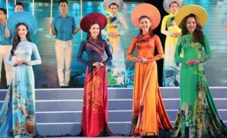 NTK Việt Hùng chuyển tải cảnh sắc thiên nhiên kỳ vỹ của Hà Tiên lên Áo dài