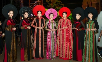 NTK Việt Hùng đã mang đến khai mạc Lễ hội cà phê Buôn Ma Thuột lần thứ 7 BST Thời trang Thổ cẩm mới 