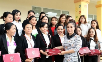 NTK Việt Hùng dành gần 200 triệu đồng mua áo dài tặng các cô giáo Quảng Trị