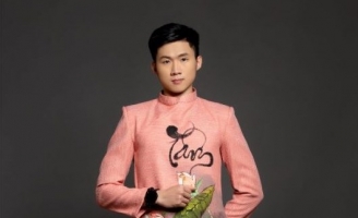 NTK Việt Hùng mang BST Áo dài lên sân chơi 