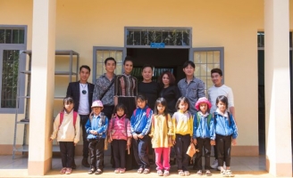 NTK Việt Hùng và người đẹp H’ Ăng Niê mang yêu thương về với mái trường ở Tây Nguyên