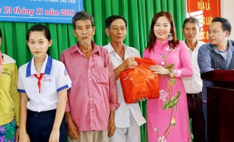 Nữ hoàng thể thao Helen Thúy Lê trao tặng nhà tình thương tại quê nhà