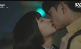 'Nữ Luật Sư Kỳ Lạ': Woo Young Woo chủ động nắm tay,  hôn trước