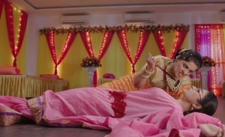 “Nữ thần” Ấn Độ – Mouni Roy đầy ấn tượng với màn biến hóa liên tục trong Tình người kiếp rắn