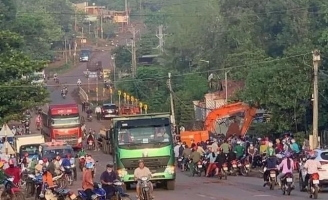 Ô tô tải lật vào quán ăn gây tai nạn kinh hoàng ở Bình Phước