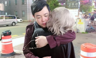 Quang Lê ôm chặt một cô gái lạ ở Hàn, dân mạng đoán người ấy là vợ cũ Hồ Quang Hiếu