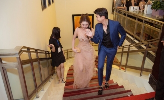 Quốc Trường tình tứ nắm tay dìu Thúy Ngân ở sự kiện