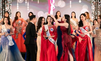 Quỳnh Anh rạng rỡ làm giám khảo cuộc thi Hoa hậu cùng MC Phan Anh và Võ Hoàng Yến