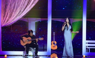 Quỳnh Lan diện trang phục bó sát, khoe ngực khủng trong Tình Khúc Vượt Thời Gian 