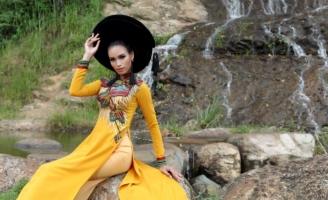 Sen Tây Nguyên lộng lẫy trong ký ức của NTK Việt Hùng