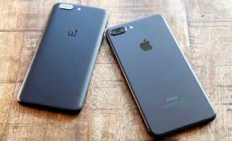 So sánh OnePlus 5 & iPhone 7 Plus: Anh em 