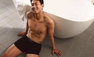 Son Heung-min khoe thân hình 6 múi đi quảng cáo