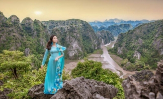 Tân đại sứ Áo dài Vũ Trần Bảo Nguyên mỏng manh như sương mai trong áo dài Việt Hùng