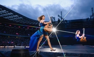 Taylor Swift lần đầu biểu diễn ca khúc phát hành 15 năm trước, khán giả vỡ òa