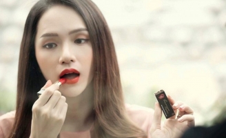 Thì ra đây chính là cây son xuất hiện trong MV mới của Hương Giang Idol