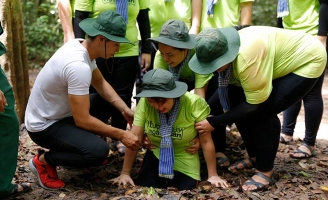 Thí sinh Bước nhảy ngàn cân khổ sở vì chui không lọt địa đạo Củ Chi