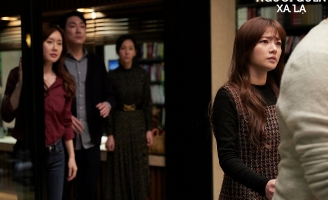 Thử thách sự thành thật ở trò chơi “mở hết điện thoại cho mọi người xem” trong Người Quen Xa Lạ