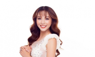 Thương Bella đẹp nền nã trong sắc trắng của trang phục trắng tinh khôi