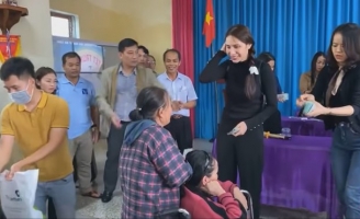 Thương xót cụ bà liệt giường, Thủy Tiên tự phá lệ từ thiện
