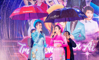 Thúy Nga đội mưa biểu diễn trong đêm nhạc từ thiện ở Quảng Ngãi