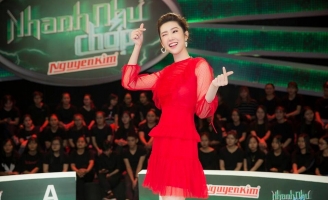 Thúy Ngân cùng đồng đội đùa giỡn nhắng nhít khi đi quay gameshow