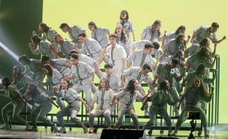 Trúc Nhân tái hiện đoạn vũ đạo đắt giá nhất của Sáng Mắt Chưa trên sân khấu