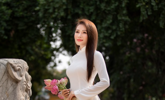Văn Phượng khoe ảnh áo dài xuân