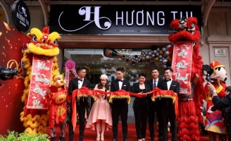  Việt Hương rạng rỡ đến khai trương cơ sở mỹ phẩm mới nhất Hương Thị