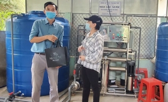 Việt Hương tặng máy lọc nước cho người dân Bến Tre
