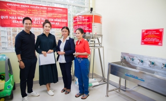 Vợ chồng Lý Hải -  Minh Hà đi lắp đặt máy nước lọc người dân vùng cao