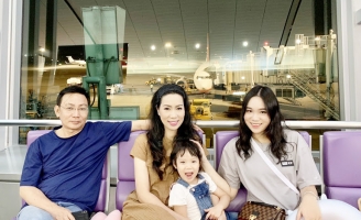 Vợ chồng NSƯT Trịnh Kim Chi mừng sinh nhật hai con tại Hàn Quốc