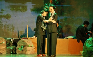 Vở diễn “Rặng Trâm Bầu” tiếp tục được Trinh Kim Chi công diễn