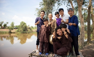 Võ Minh Lâm ra mắt phim ca nhạc “Má ơi đừng khóc” mừng ngày Phụ nữ Việt Nam