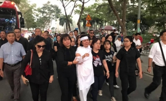 Vợ nghệ sĩ Nguyễn Chánh Tín liên tục ngã quỵ khi đưa tiễn chồng về nơi vĩnh hằng