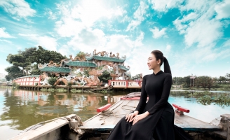 Vượt qua trầm cảm, Võ Nhật Phượng đẹp hút hồn đi chùa cầu an