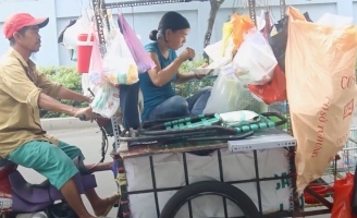 Xót xa đôi vợ chồng sống trên chiếc xe máy cùng đàn chó nhỏ